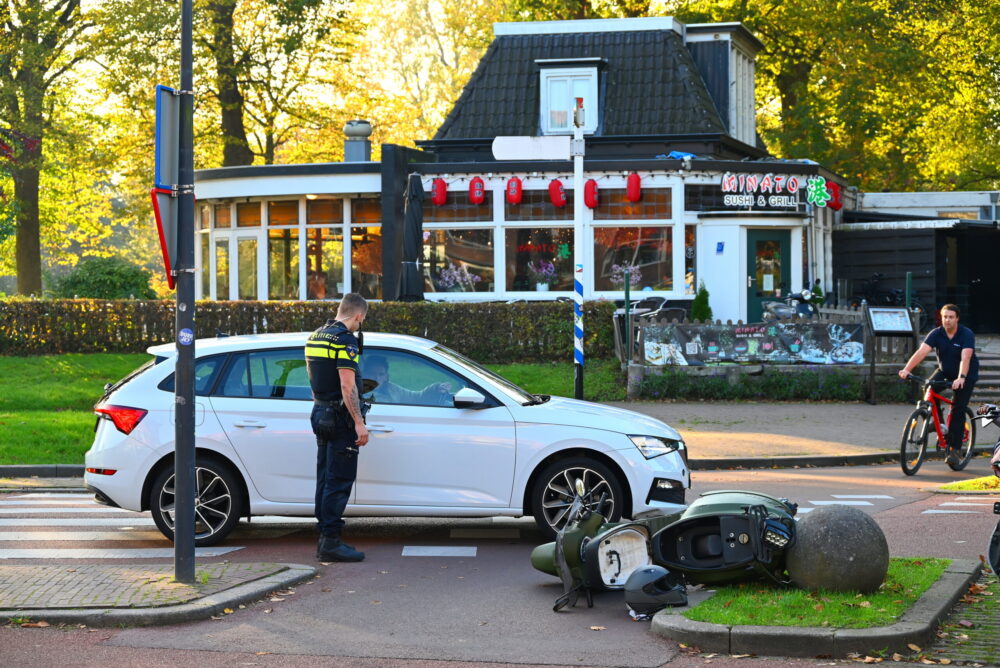 Scooterrijder gewond bij botsing met auto in Leeuwarden