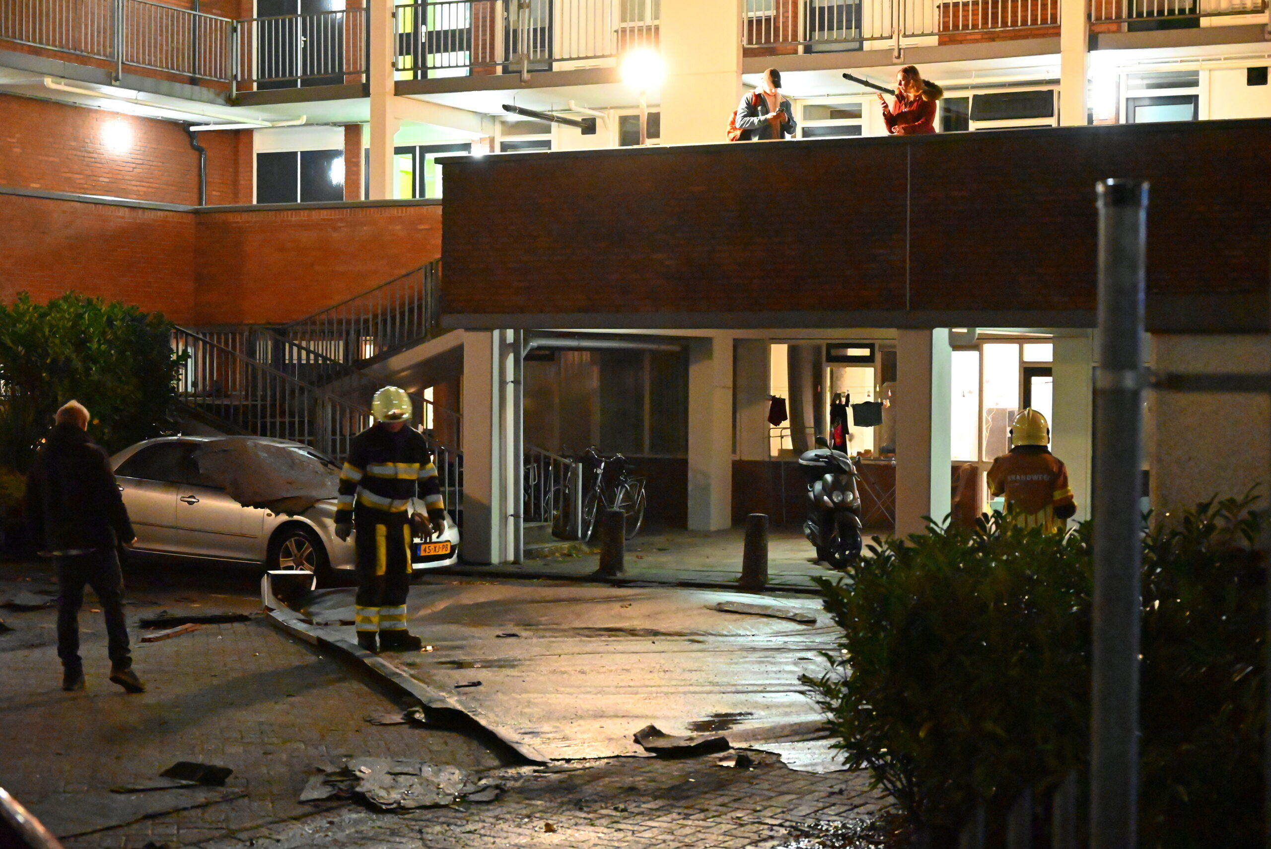 Dak waait van appartementencomplex en belandt op auto in Leeuwarden