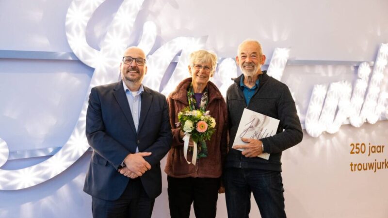 Hinke en Henk Volbeda uit Grou 50.000ste bezoekers ‘Ja ik Wil’ in Fries Museum