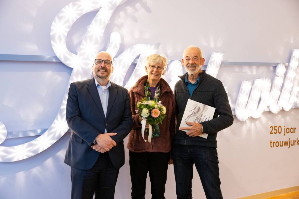 Hinke en Henk Volbeda uit Grou 50.000ste bezoekers ‘Ja ik Wil’ in Fries Museum