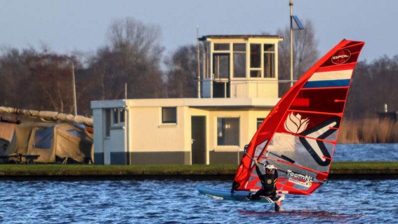Windfoiler Hidde van der Meer uit Grou flink op dreef