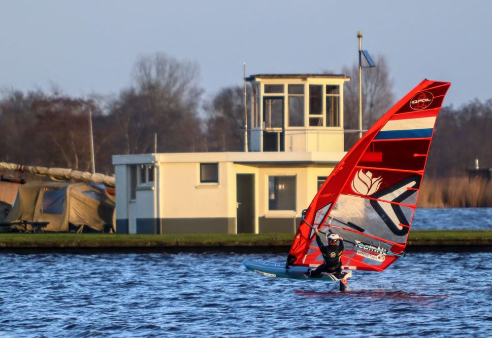 Windfoiler Hidde van der Meer uit Grou flink op dreef