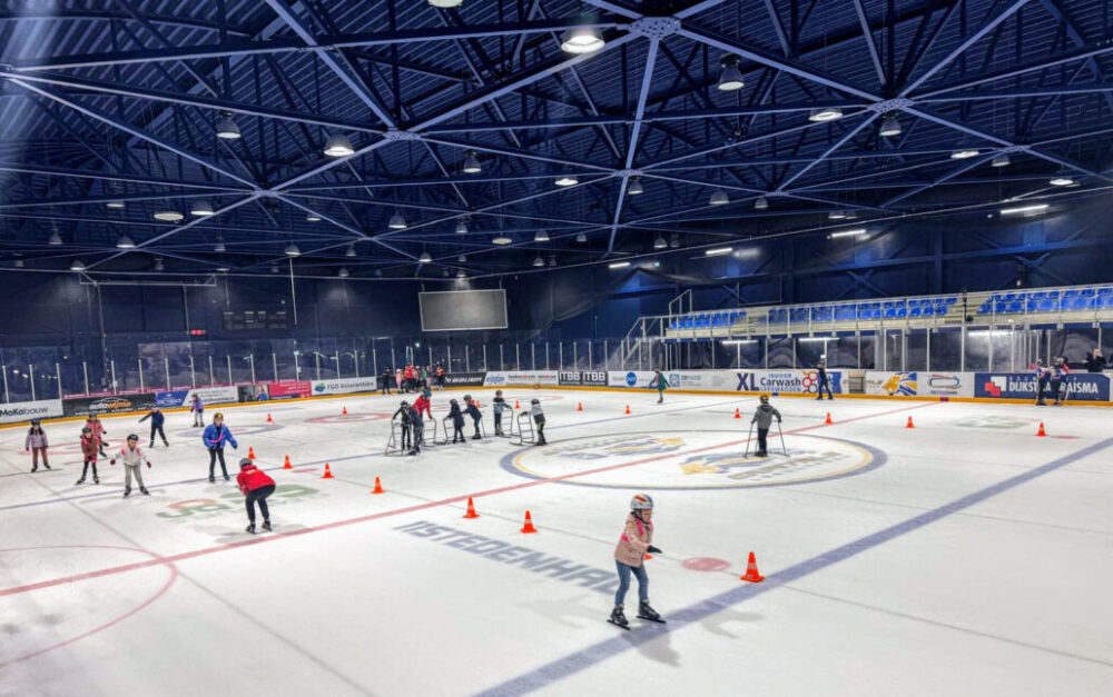 Schoolschaatsen basisscholen Grou nu in Elfstedenhal Leeuwarden