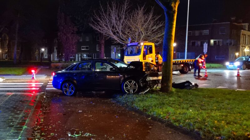 Automobilist tegen boom in Leeuwarden; bestuurder aangehouden