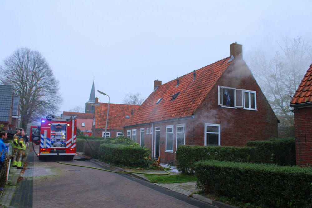 Flinke rookontwikkeling bij middelbrand in woning in Lekkum