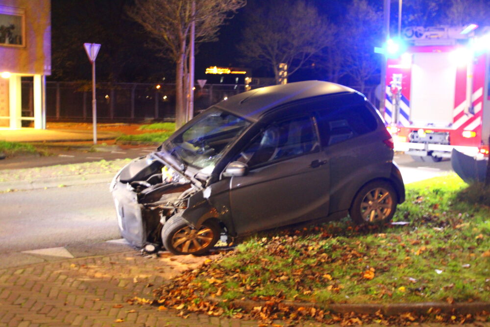 Brommobiel klapt op lantaarnpaal in Leeuwarden