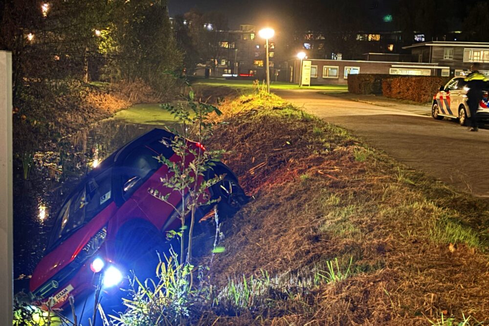 Oudere vrouw belandt met brommobiel in sloot in Leeuwarden