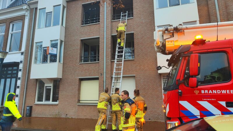 Brandweer redt duif die vastzit op balkon in Leeuwarden
