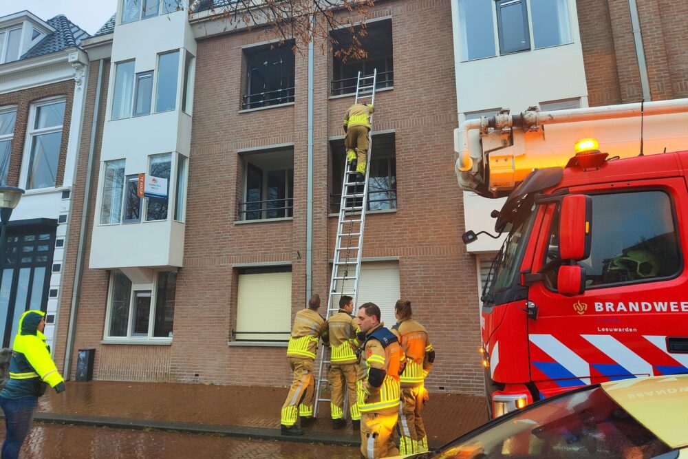 Brandweer redt duif die vastzit op balkon in Leeuwarden