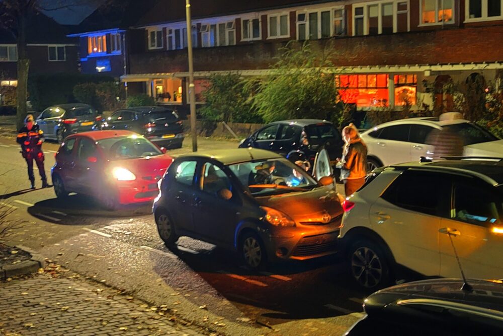 Nog een kop-staart botsing met drie auto’s in Leeuwarden: flinke schade