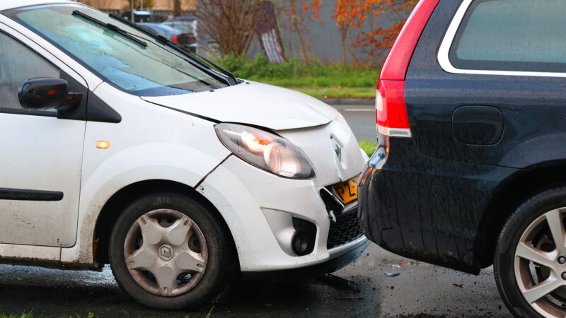 Auto’s beschadigd na kop-staartbotsing in Leeuwarden