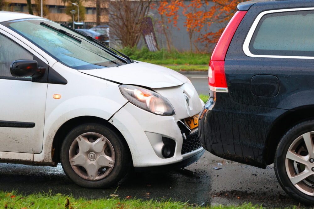 Auto’s beschadigd na kop-staartbotsing in Leeuwarden