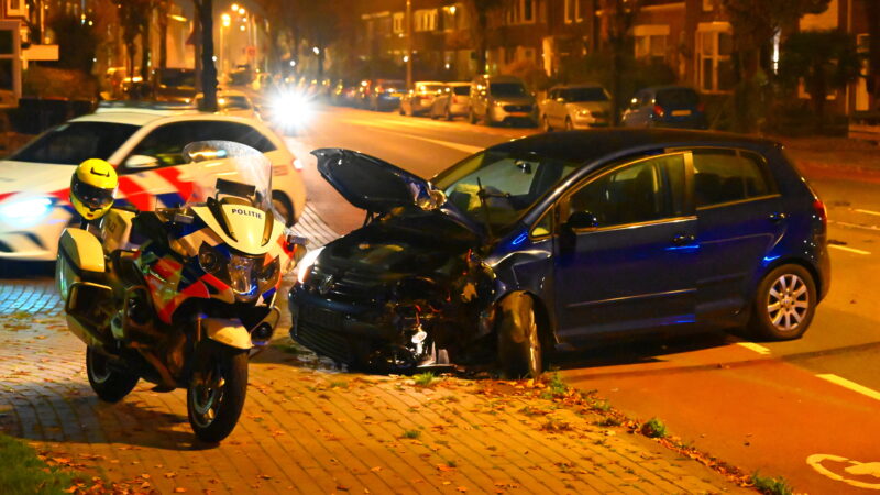 Auto knalt tegen lantaarnpaal in Leeuwarden: bestuurder aangehouden