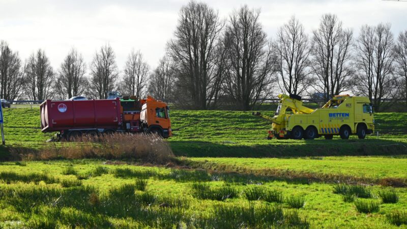 Vrachtwagen Omrin in de berm op afrit Leeuwarden-Oost N31