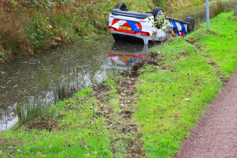 Politievoertuig belandt op de kop in sloot na achtervolging in Grou