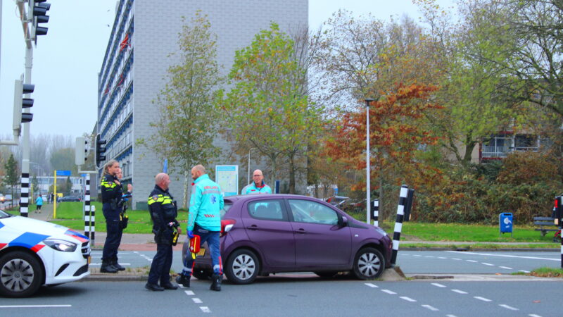 Automobilist klapt op paal in Leeuwarden