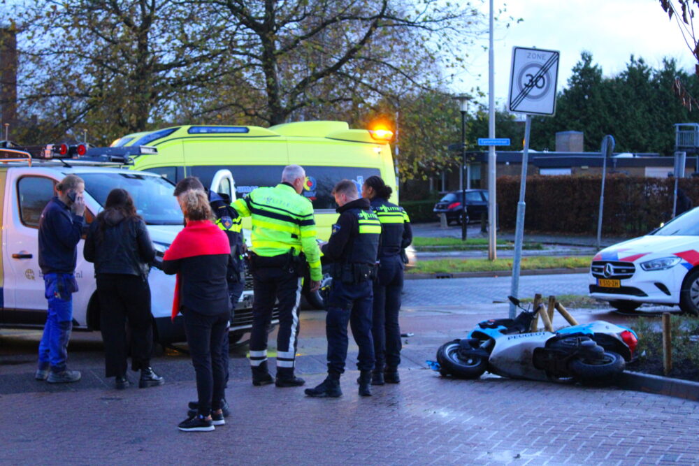 Scooterrijder gewond bij botsing met bestelbus in Leeuwarden