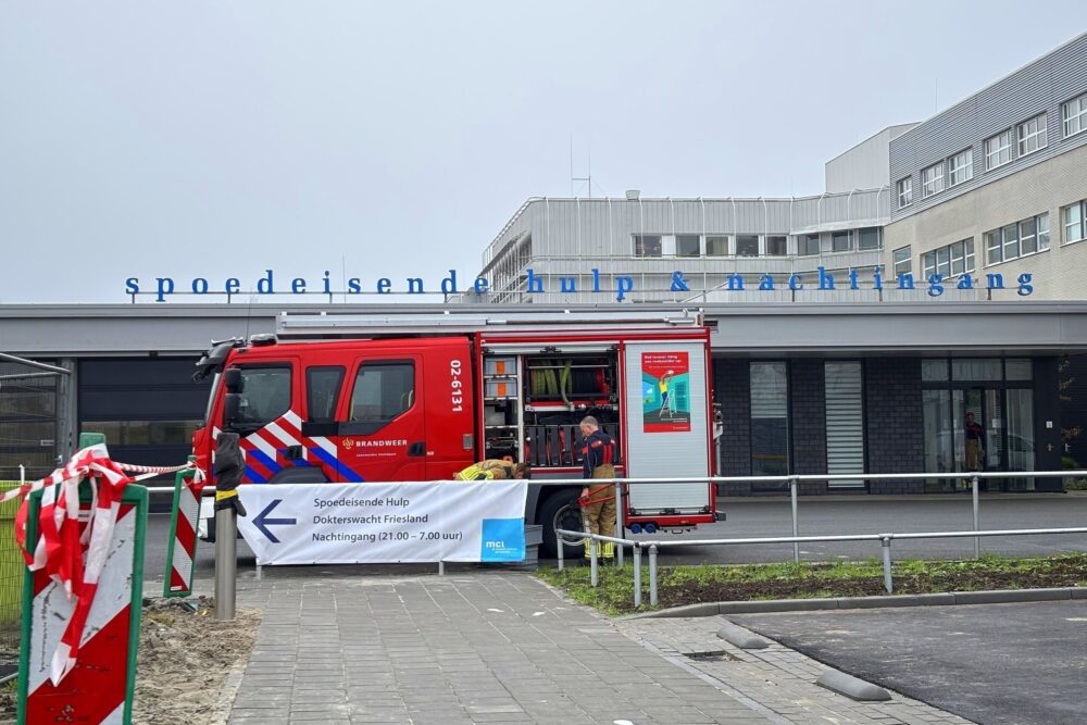 Brandweer bevrijdt persoon bij MCL/spoedeisende hulp in Leeuwarden