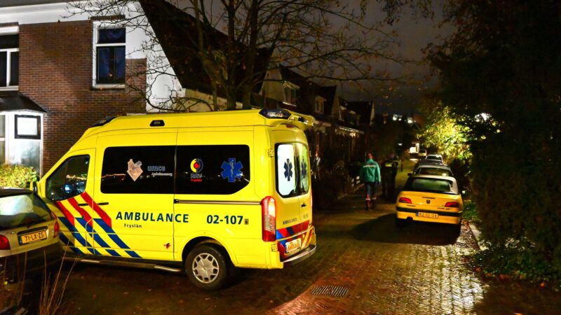 Gewonde na geweldsincident in woning in Leeuwarden; politie op zoek naar verdachte