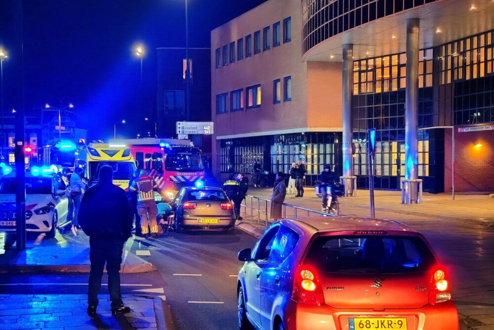 Vrouw (21) zwaargewond na aanrijding met personenauto in Leeuwarden