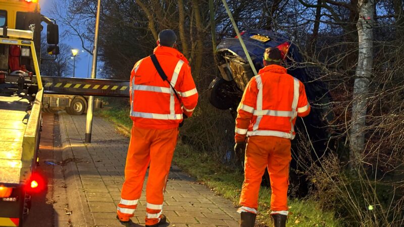 Automobilist raakt van de weg en belandt in het water