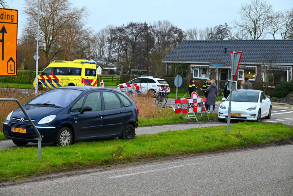 Twee personenwagens botsen op kruispunt