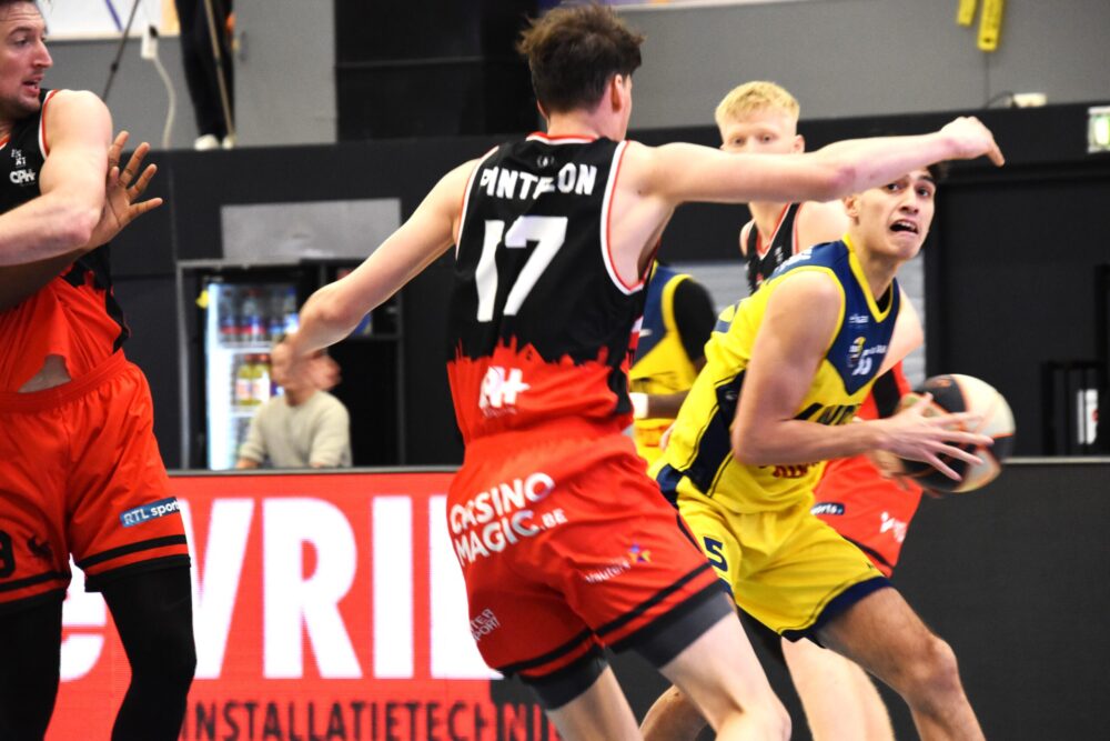 LWD Basket in eigen Kalverdome onderuit tegen Charleroi