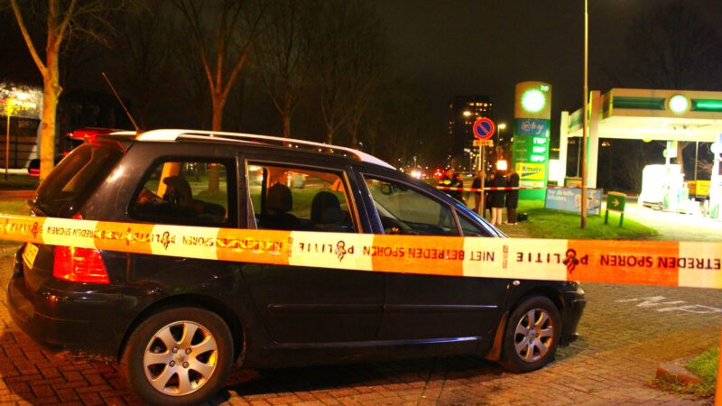 Auto raakt rand op rotonde en lekt benzine in Leeuwarden