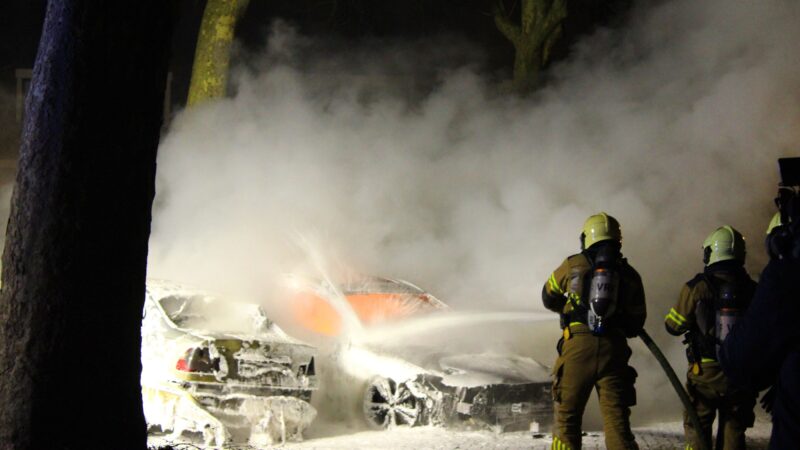 Twee geparkeerde auto’s door brand verwoest in Leeuwarden
