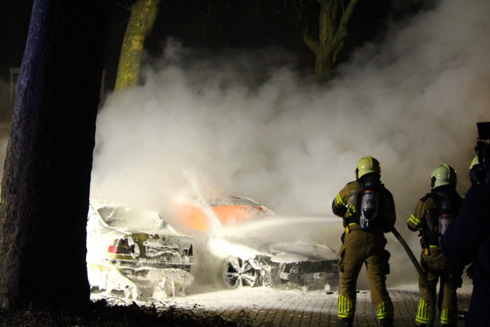 Twee geparkeerde auto’s door brand verwoest in Leeuwarden