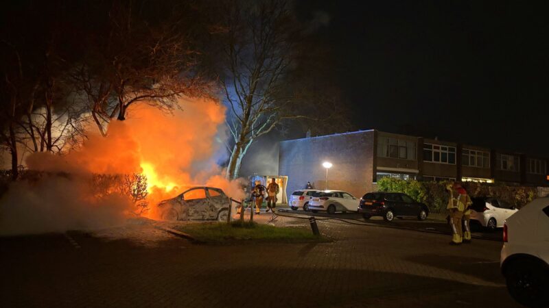 Twee personenauto’s volledig uitgebrand in Leeuwarden