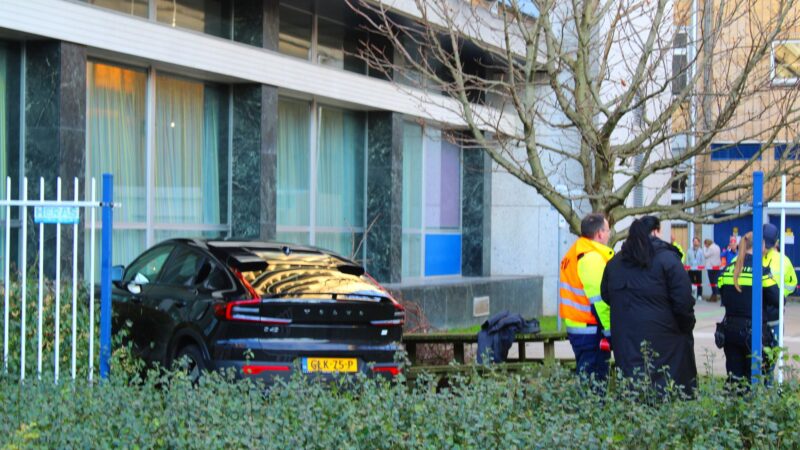 Auto komt tegen pand tot stilstand in Leeuwarden