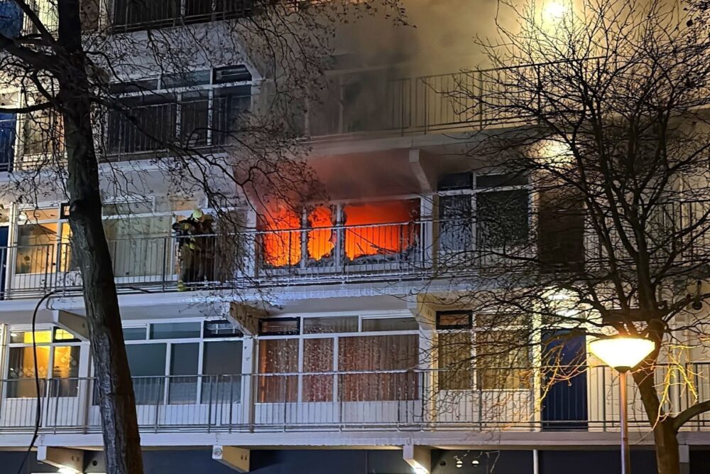 Uitslaande brand in flatwoning in Leeuwarden