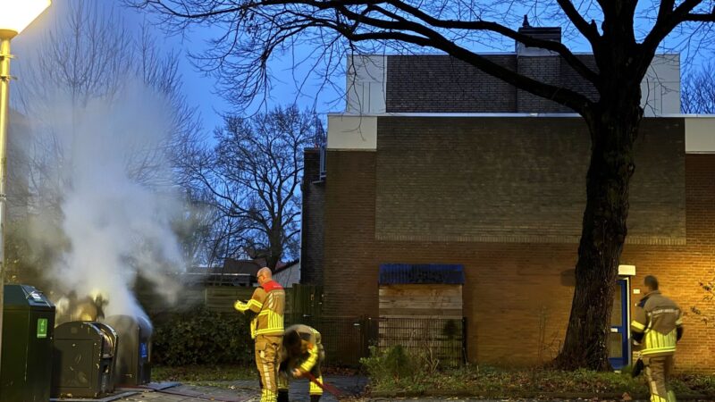 Brand met fikse rookontwikkeling in ondergrondse container in Leeuwarden