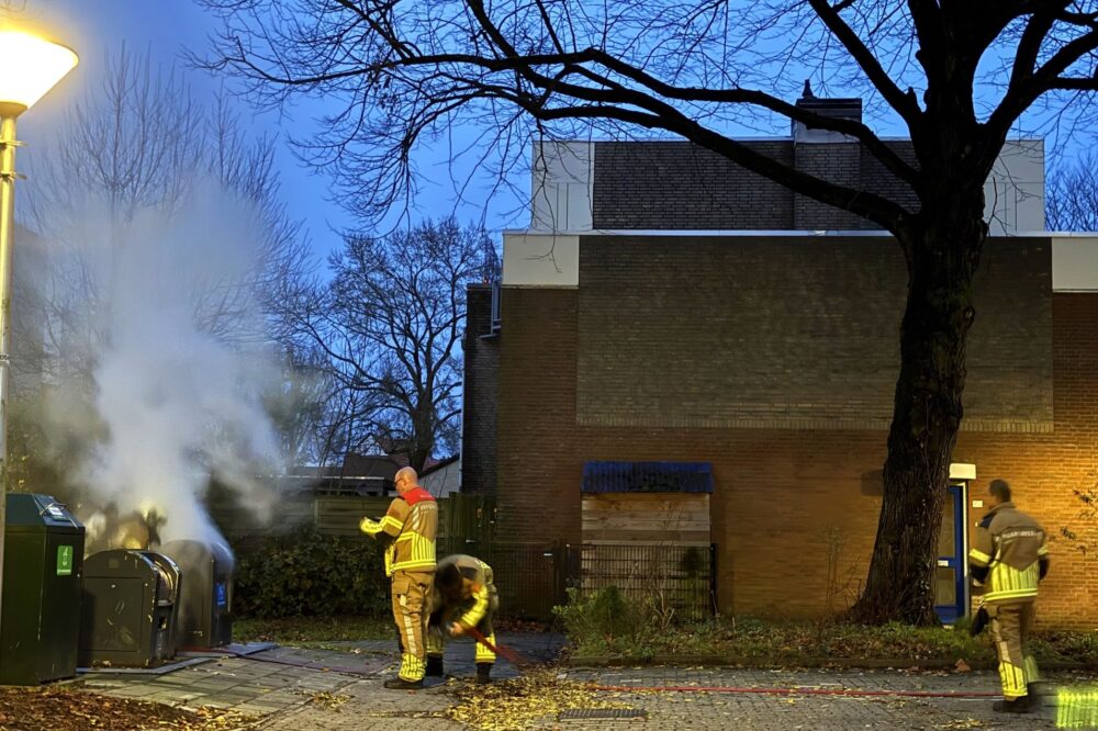 Brand met fikse rookontwikkeling in ondergrondse container in Leeuwarden