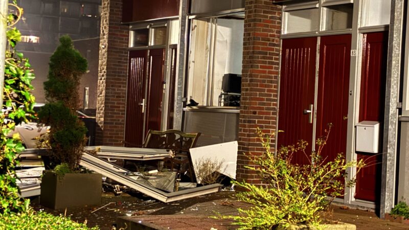 Voorgevel woning verwoest door explosie in Leeuwarden