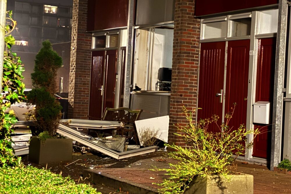 Voorgevel woning verwoest door explosie in Leeuwarden