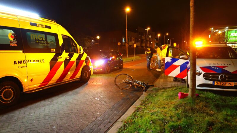 Fietser zwaargewond bij aanrijding met auto in Leeuwarden