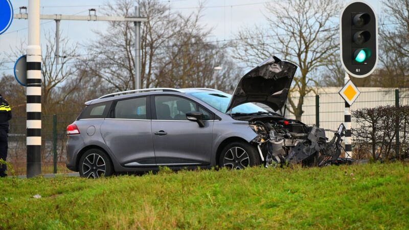 Frontale botsing tussen twee auto’s met veel schade in Leeuwarden