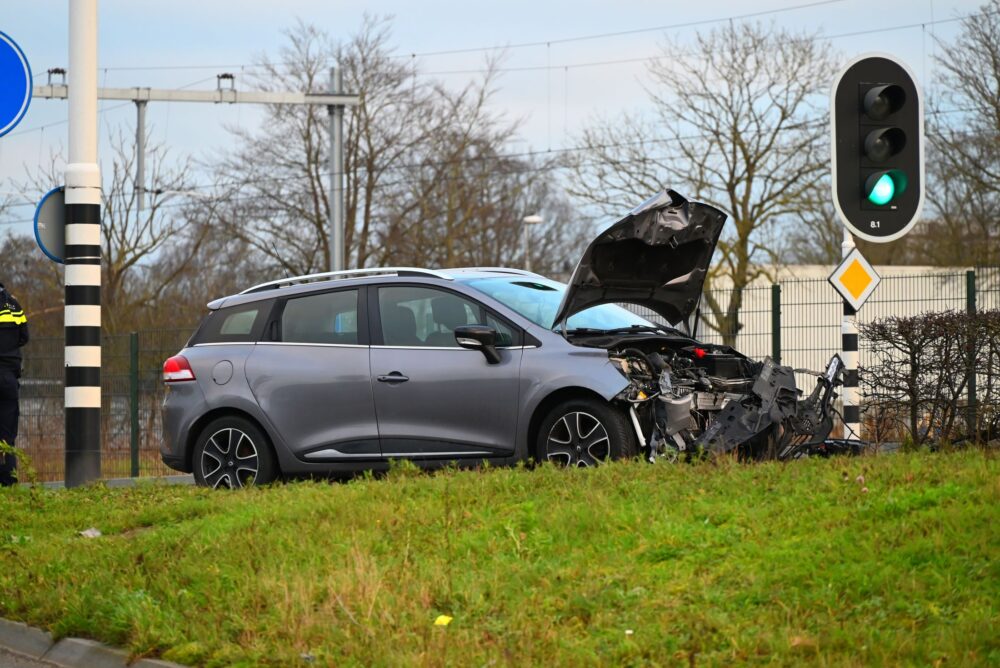 Frontale botsing tussen twee auto’s met veel schade in Leeuwarden