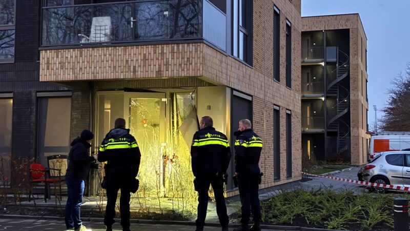 Gevel appartementencomplex beschadigd door explosie in Leeuwarden