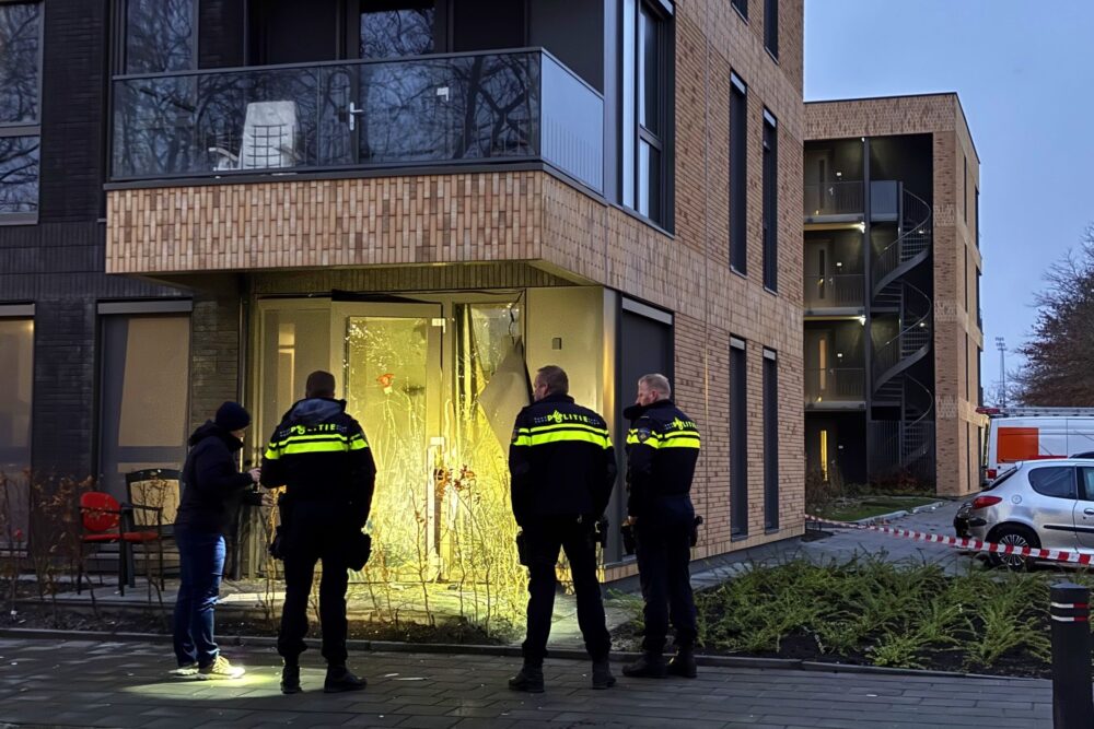 Gevel appartementencomplex beschadigd door explosie in Leeuwarden