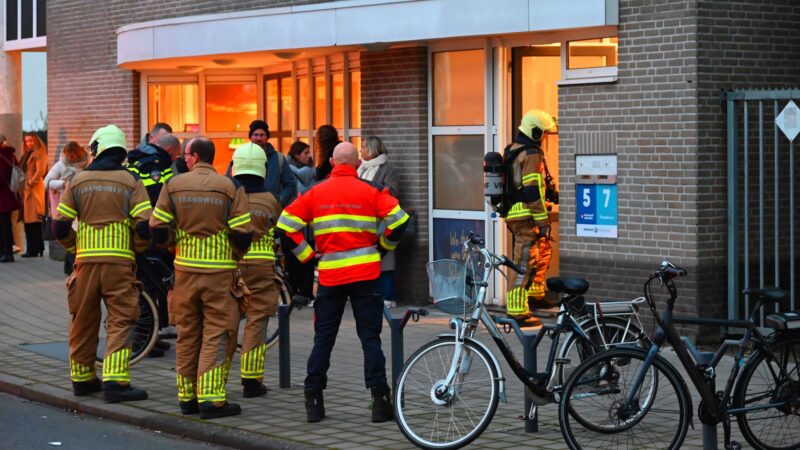 Brandweer onderzoekt gaslucht in reisbureau Internoord vakanties Leeuwarden