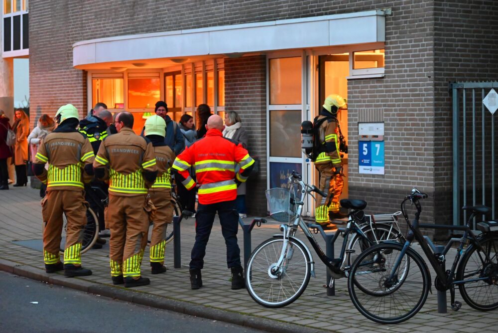Brandweer onderzoekt gaslucht in reisbureau Internoord vakanties Leeuwarden