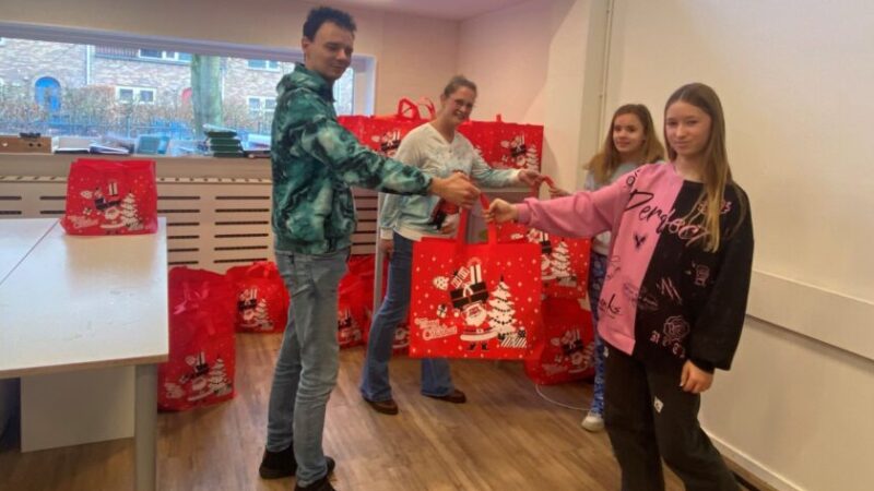 Leerlingen Aeres VMBO Leeuwarden blij verrast met smaakvol kerstpakket