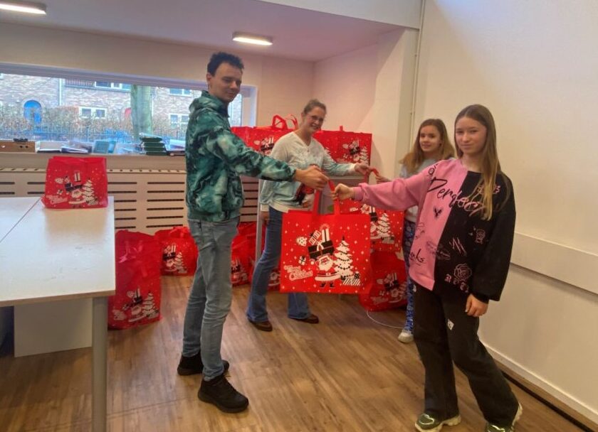 Leerlingen Aeres VMBO Leeuwarden blij verrast met smaakvol kerstpakket