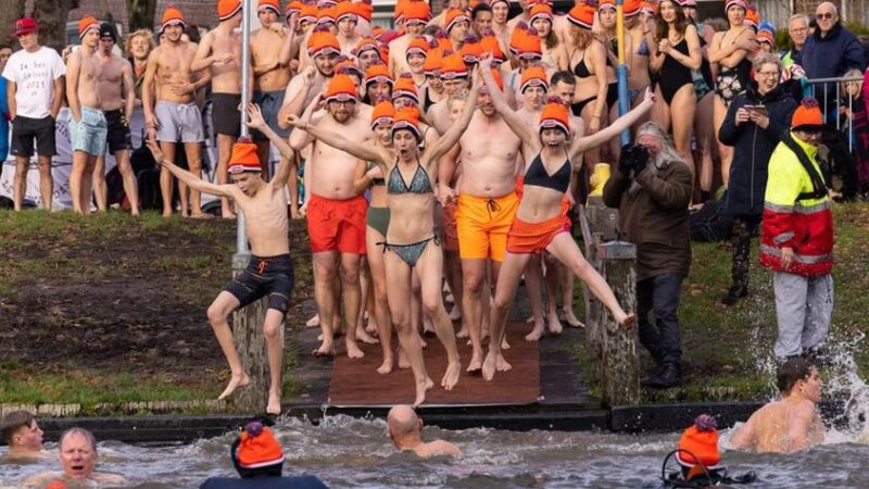 Nieuwjaarsduik 2024 in Leeuwarden