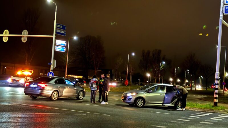 Veel schade bij aanrijding tussen twee auto’s op kruising in Leeuwarden