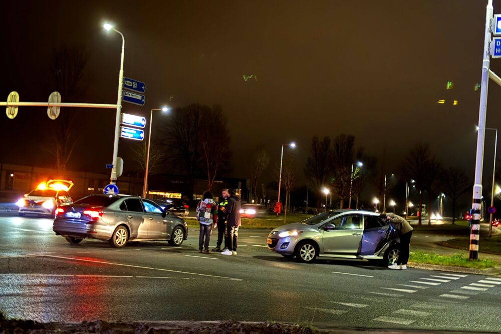 Veel schade bij aanrijding tussen twee auto’s op kruising in Leeuwarden