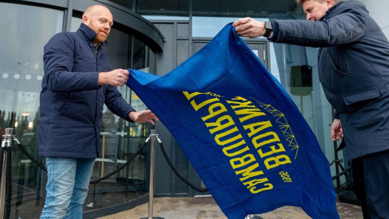 Poëzietableau met Liwwadder gedicht van Melvin van Eldik bij ingang Kooi Stadion: ‘Geel en blauw regeert’